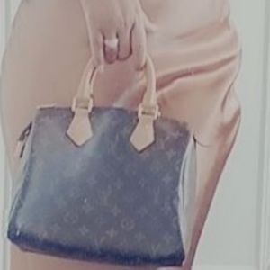 Louis Vuitton classic speedy 25 in monogram...